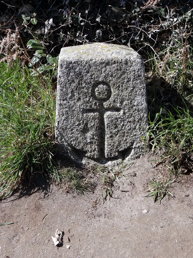 Borne de granit gravée d'une ancre marquant la limite du domaine public maritime le long du sentier à Beg-Meil