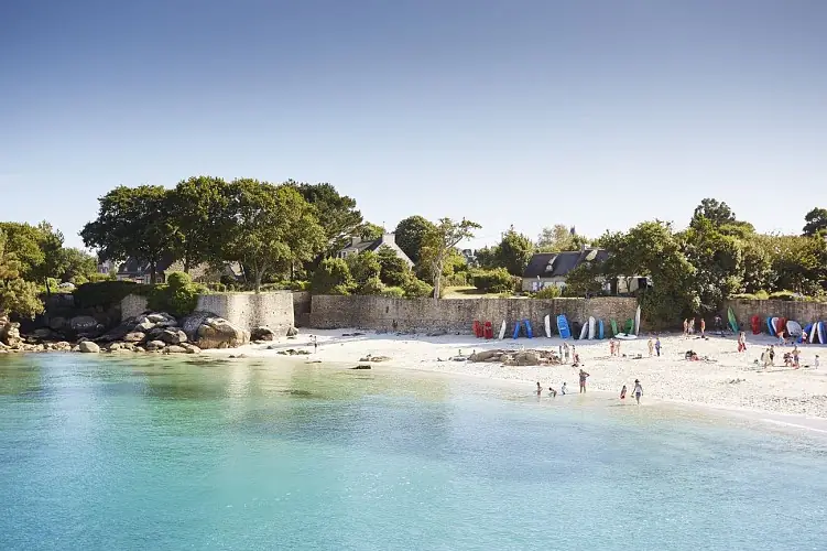 La plage de la cale de Beg-Meil vue depuis la mer, sable clair et eau turquoise, commune de Fouesnant