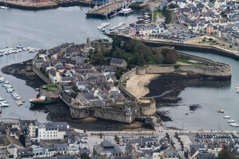 La Ville close de Concarneau vue depuis le port à marée basse