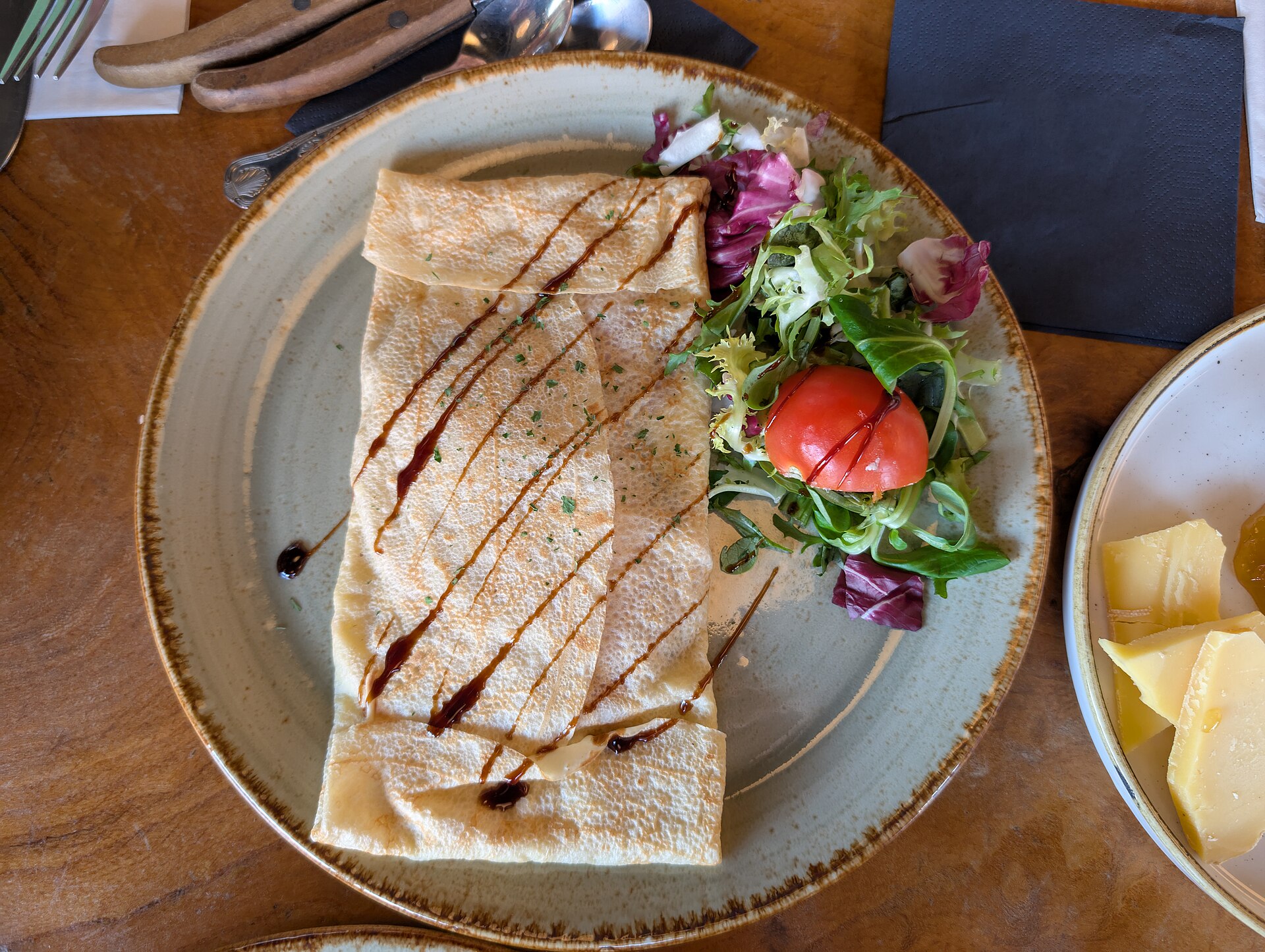 Galette complete bretonne au ble noir avec oeuf jambon et fromage
