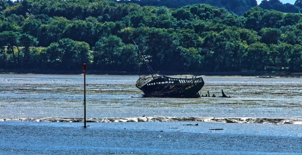Épave de bateau sur l'estran de l'Odet à marée basse