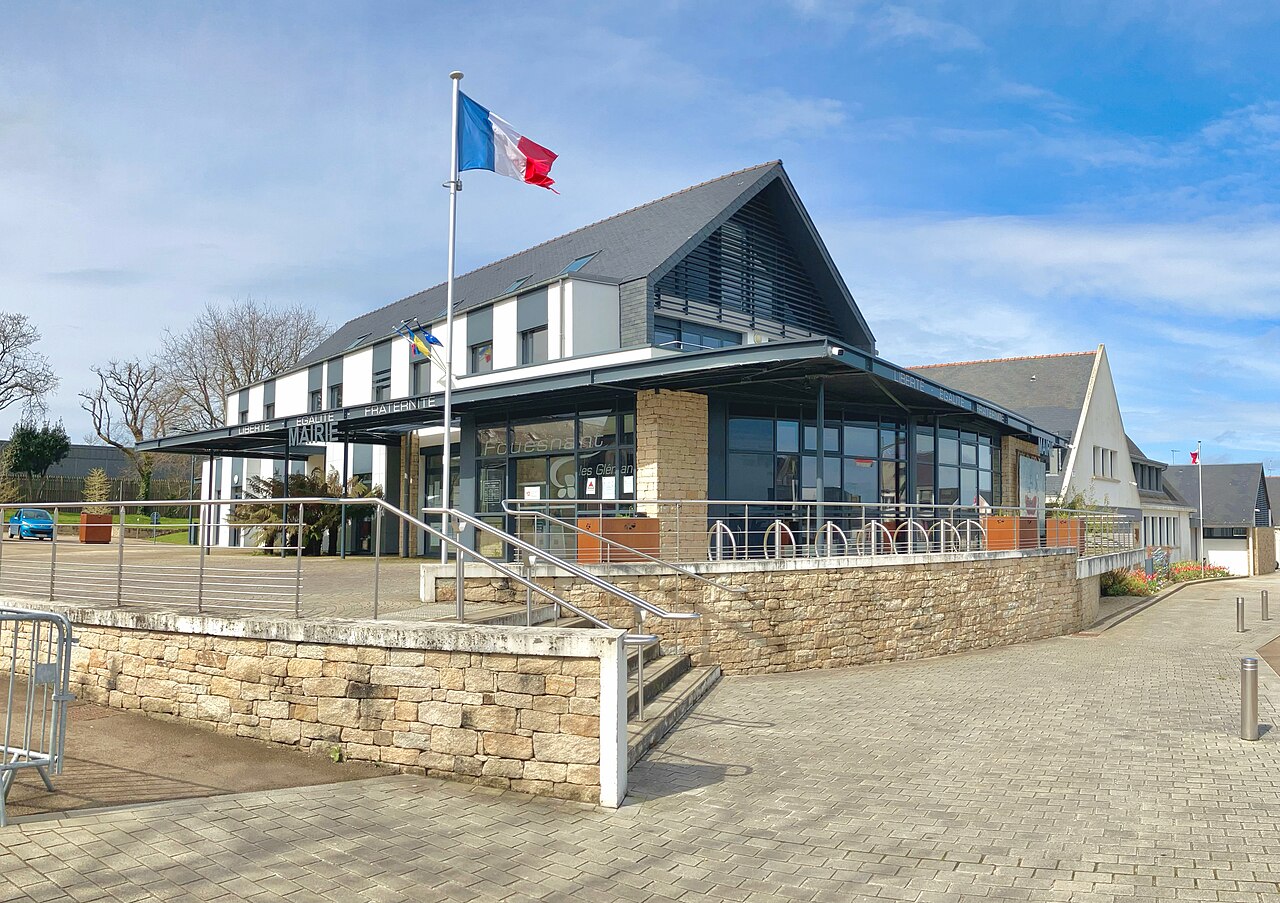 Façade de la mairie de Fouesnant dans le centre-bourg