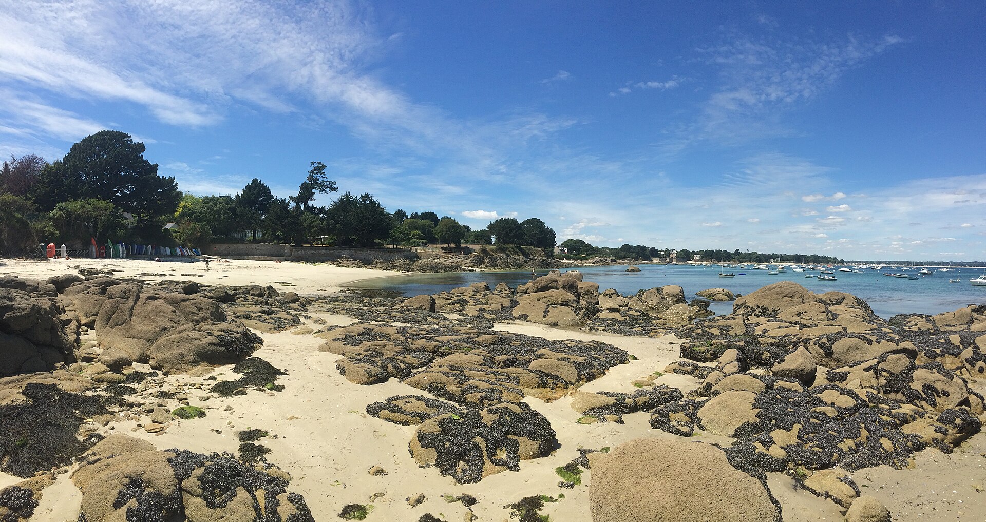 La plage des Oiseaux, crique de sable blanc a Beg-Meil