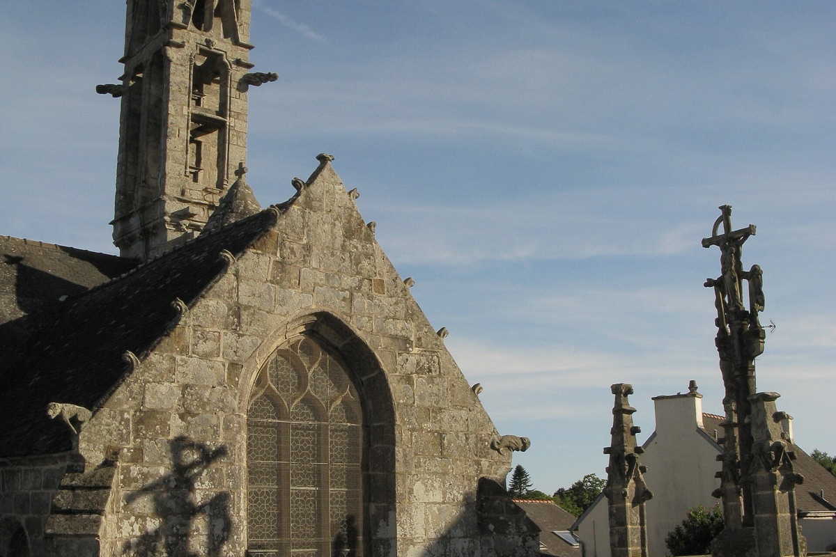 L'église Notre-Dame d'Izel-Vor et son calvaire à La Forêt-Fouesnant