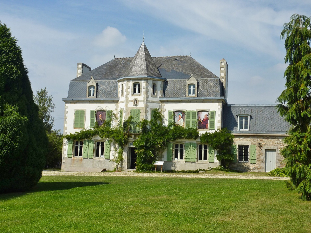 Le manoir de Squividan à Clohars-Fouesnant, portraits peints accrochés en façade