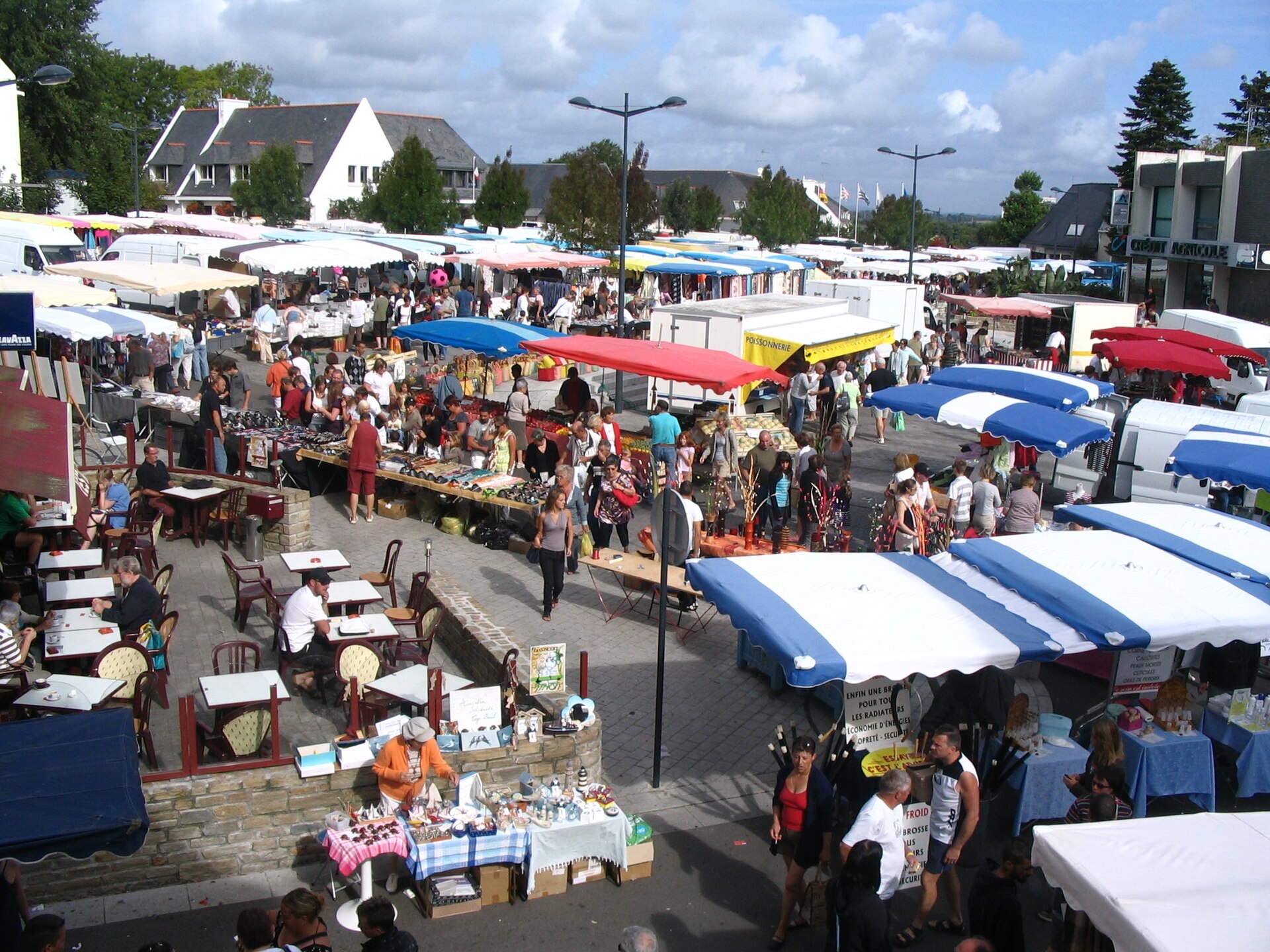 Un jour de marche a Fouesnant, place du General de Gaulle