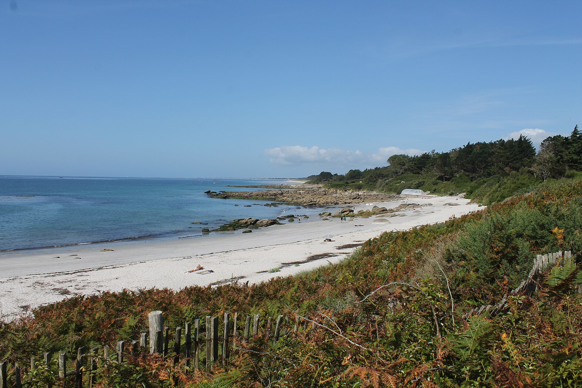 La plage des Dunes a la pointe de Beg-Meil, sable blanc et rochers