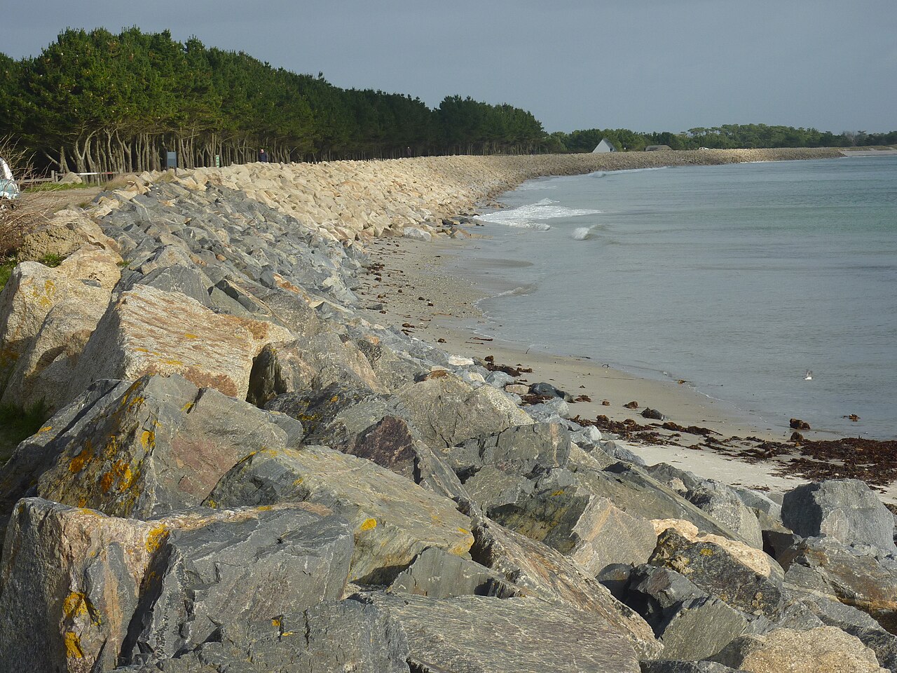 Cordon d'enrochement et pins le long de la plage du Grand Large et de Cleut Rouz, à Mousterlin