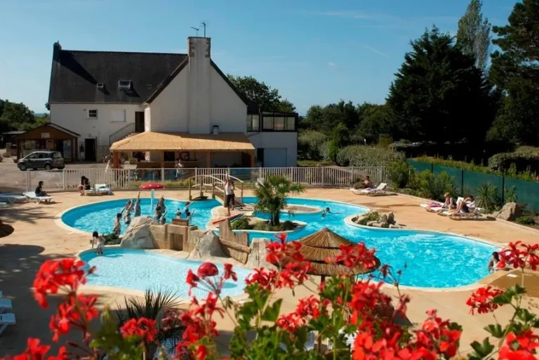 Espace aquatique du camping Kost-Ar-Moor à Fouesnant, bassins et bâtiment d'accueil
