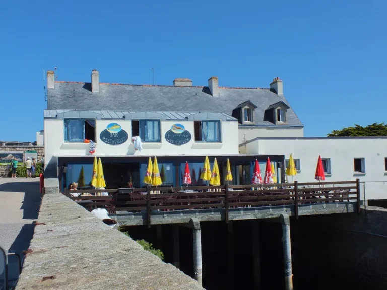 Le bar-restaurant Les Viviers, sur le quai de l'ile Saint-Nicolas aux Glenan
